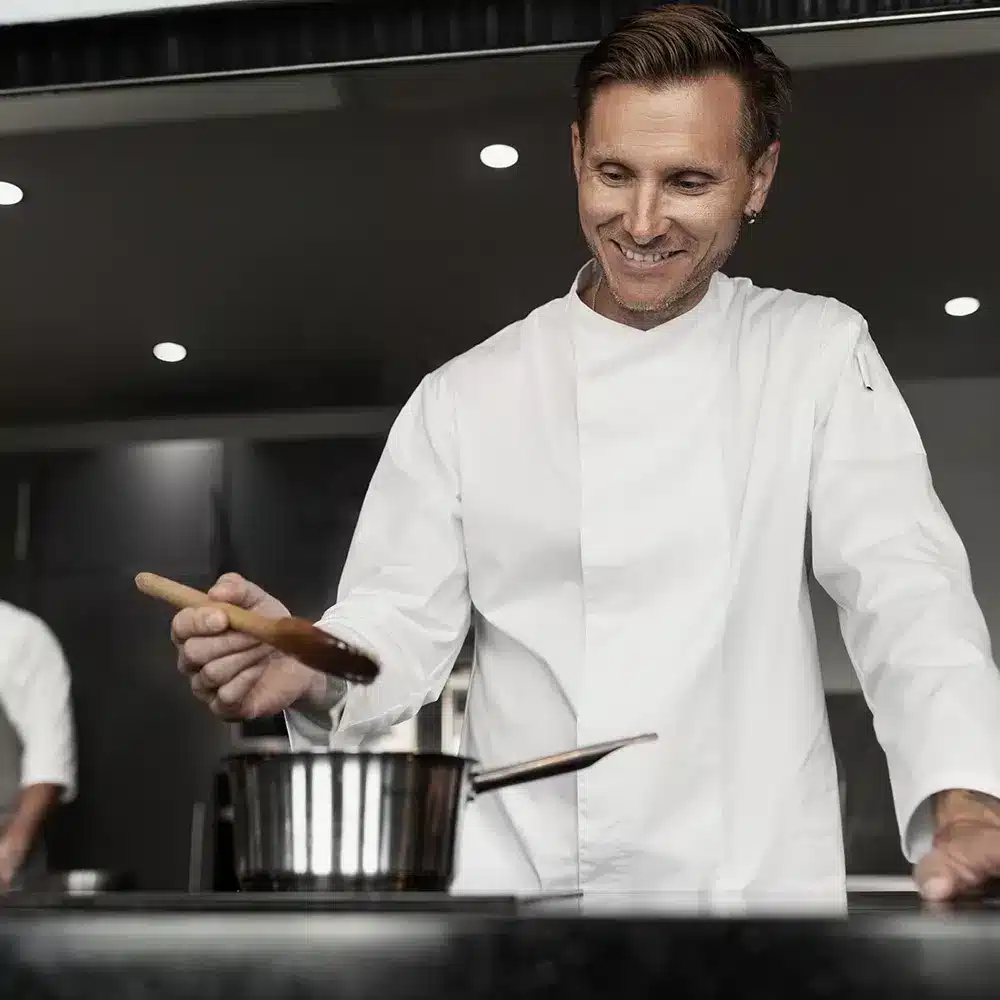 Chefkoch bereitet Essen zu